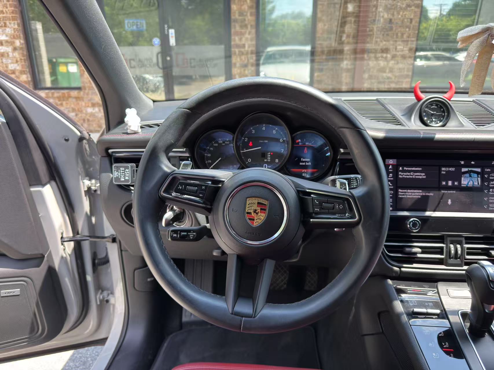 2023 Porsche Macan T photo 24