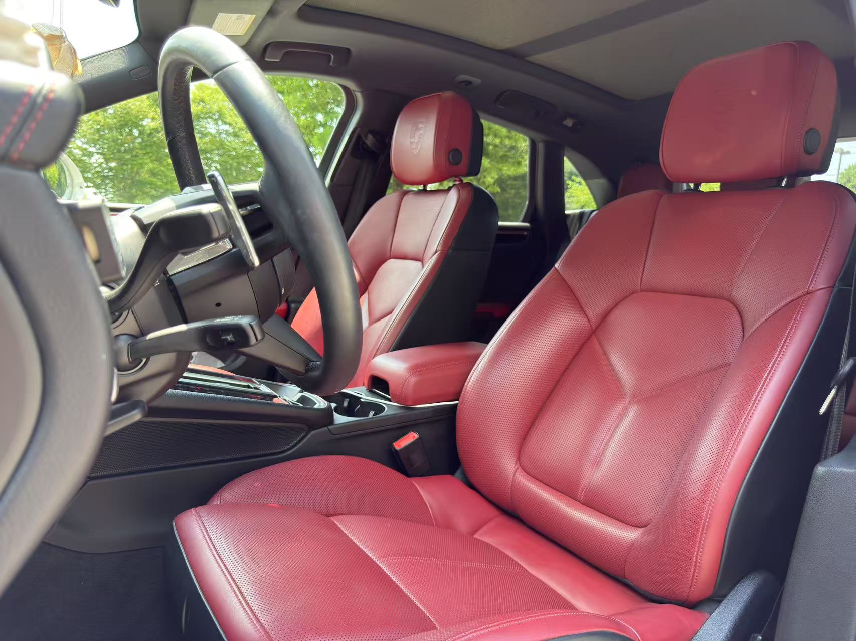 2023 Porsche Macan T photo 18