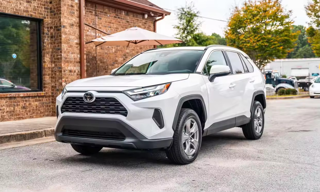 2023 Toyota RAV4 XLE FWD's photo
