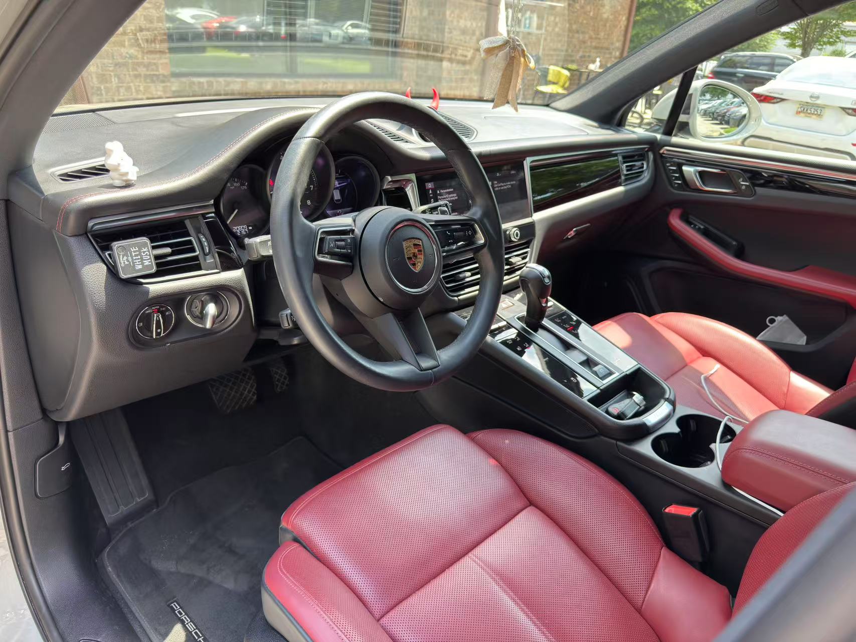 2023 Porsche Macan T photo 16