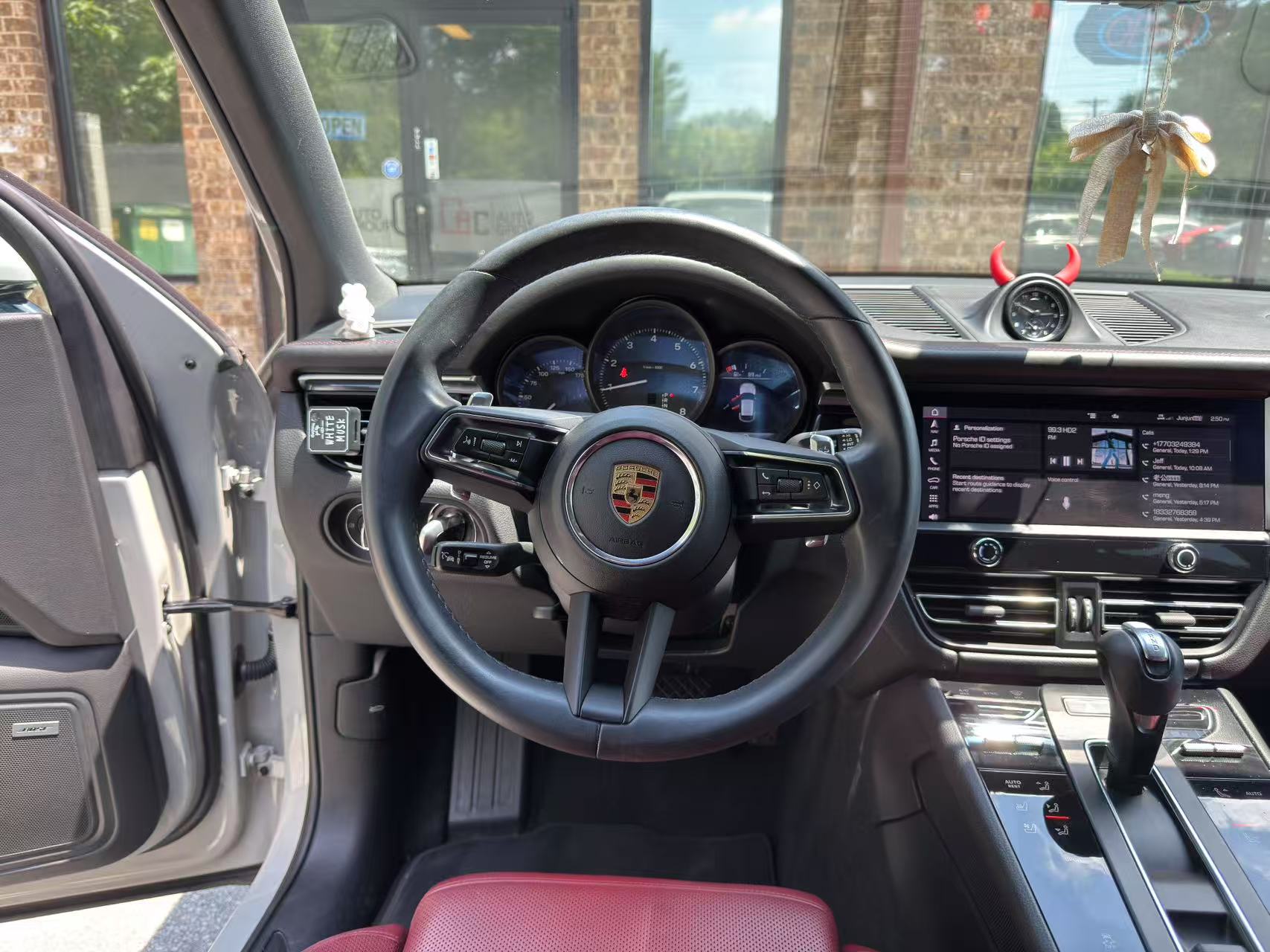 2023 Porsche Macan T photo 21