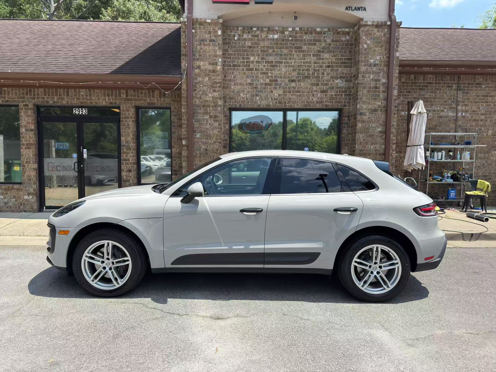 2023 Porsche Macan T photo 3