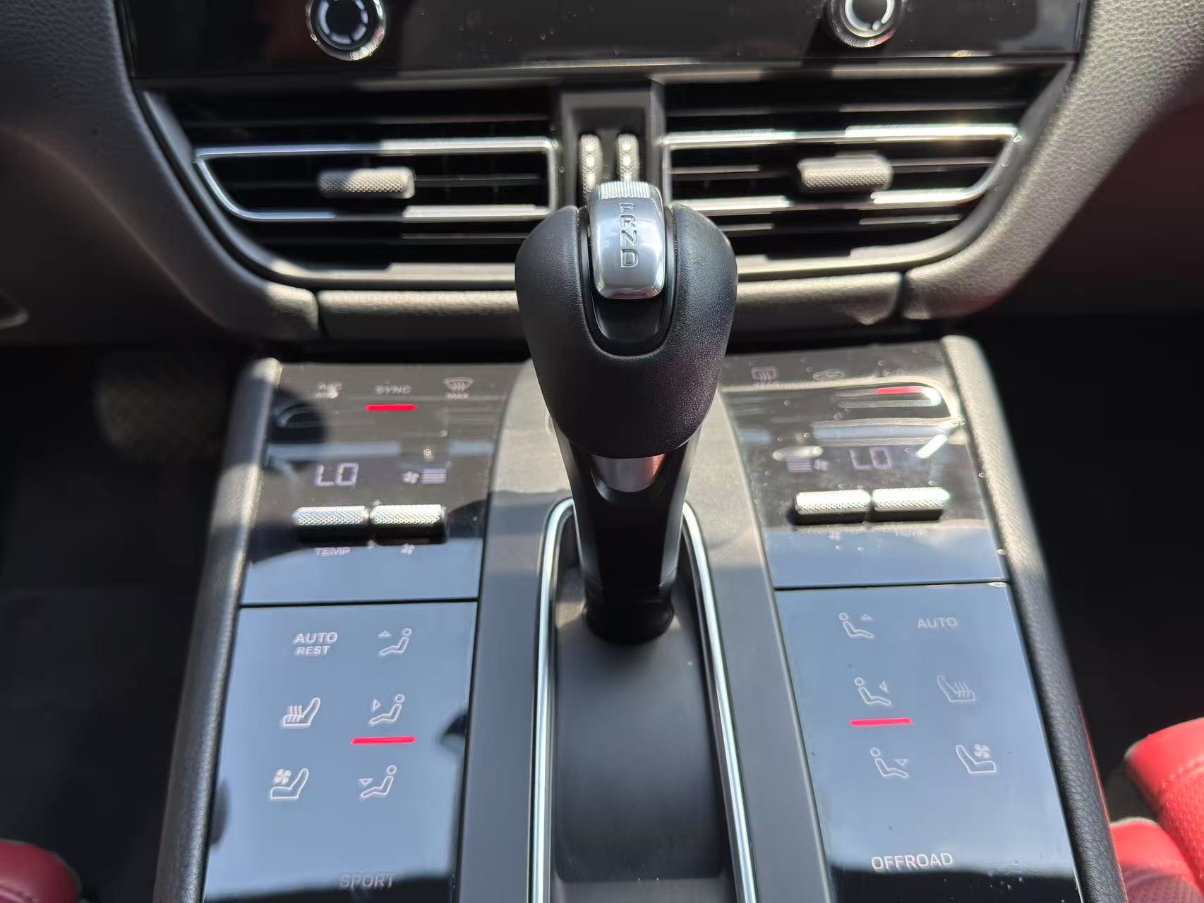 2023 Porsche Macan T photo 17