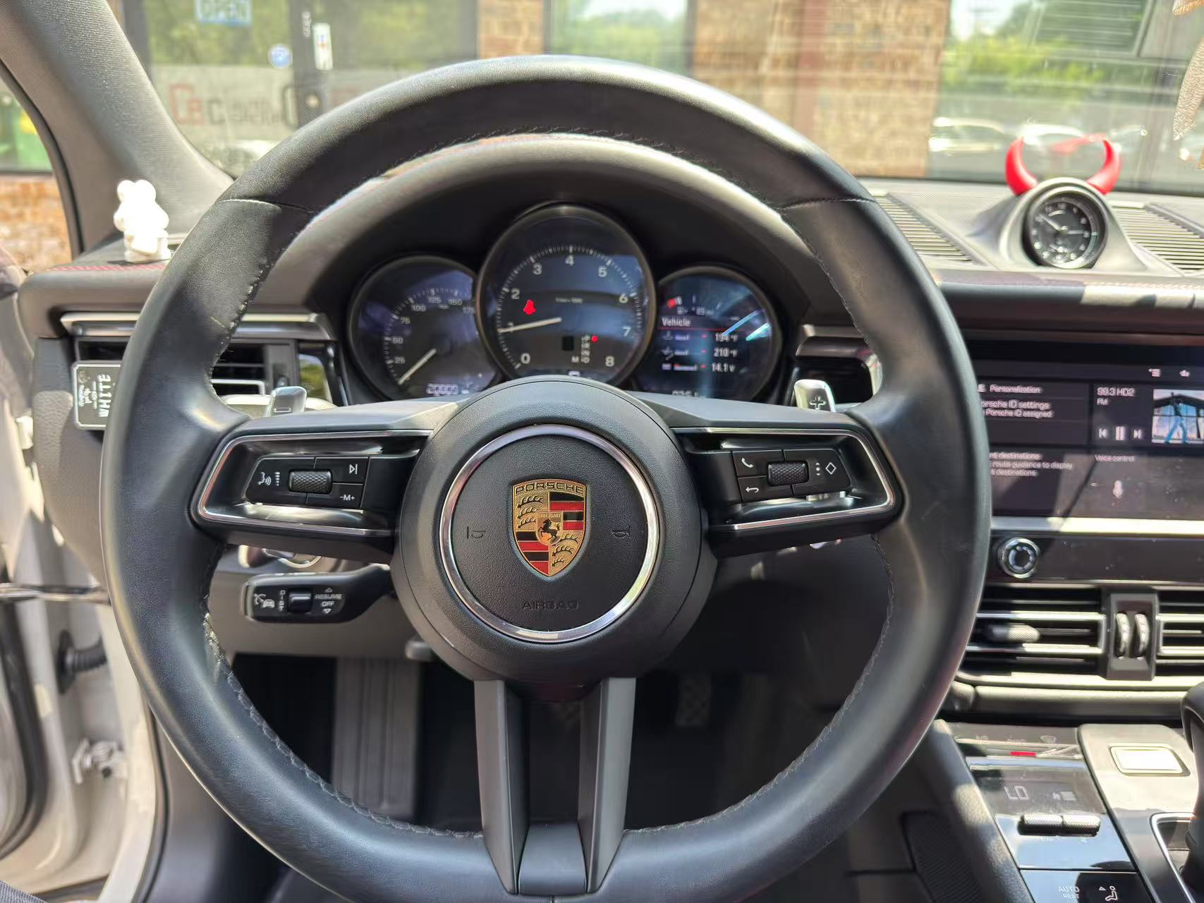2023 Porsche Macan T photo 22